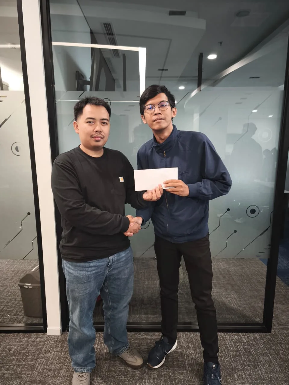Amos menerima penghargaan juara 1 Beta Tester Internal 2.0 dari Tora, Head Product